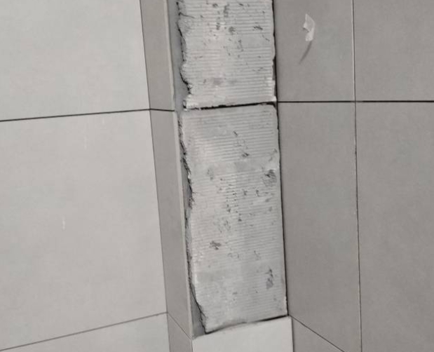 聊城瓷砖空鼓维修公司分享下瓷砖施工前基层浇水润湿程度不足，可能导致以下问题
